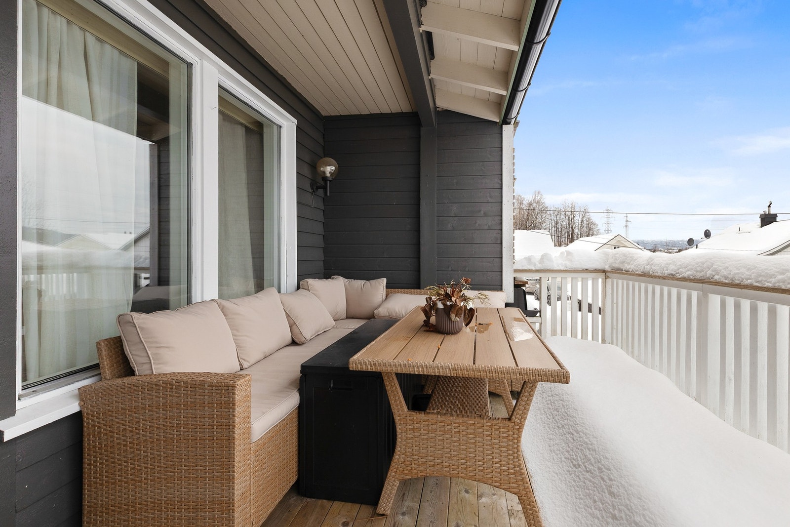 Terrassen har rekkverk med stående bord Galleribilde