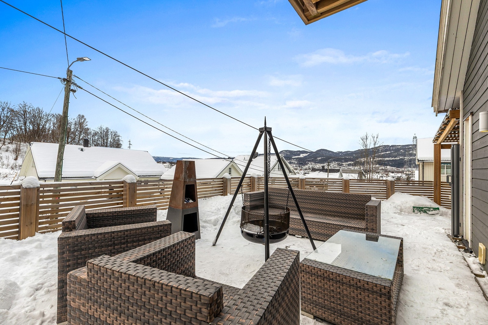 Terrassen er delvis overbygget og oppført i trekonstruksjon Galleribilde