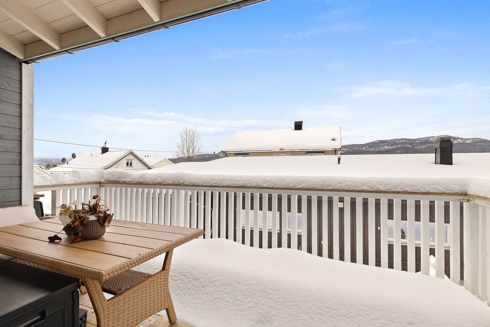 Fra stuen i hybelen er det utgang til terrasse oppført i trekonstruksjon på ca. 11 kvm Galleribilde