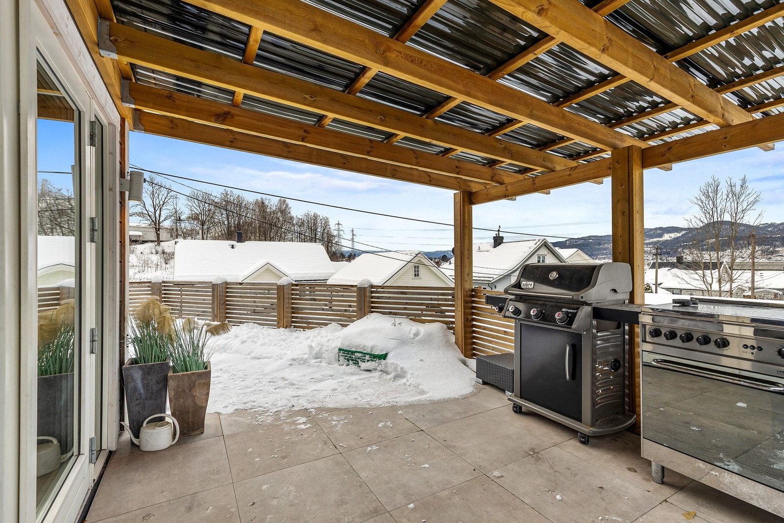 Takoverbygget gjør det mulig å benytte uteplassen komfortabelt, uavhengig av vær Galleribilde