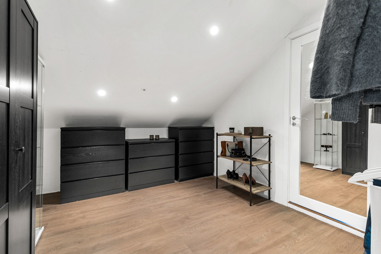 Praktisk omkledningsrom med plass til garderobeskap og kommoder Galleribilde