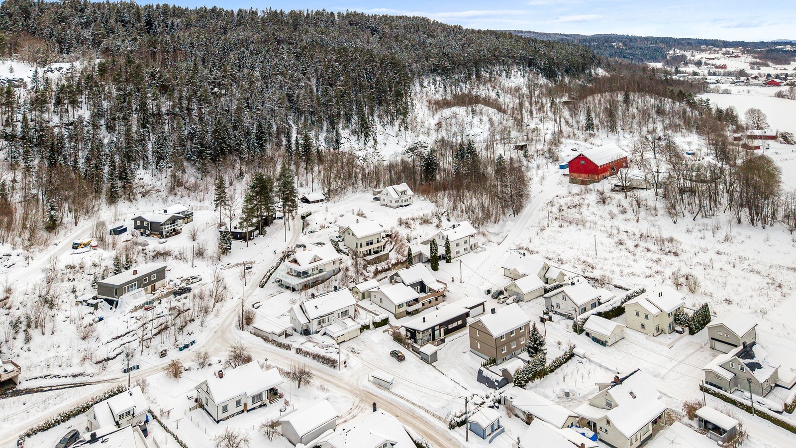 Såsengata 27 har en tilbaketrukket og samtidig sentral beliggenhet i et barnevennlig boligområde i Mjøndalen Galleribilde
