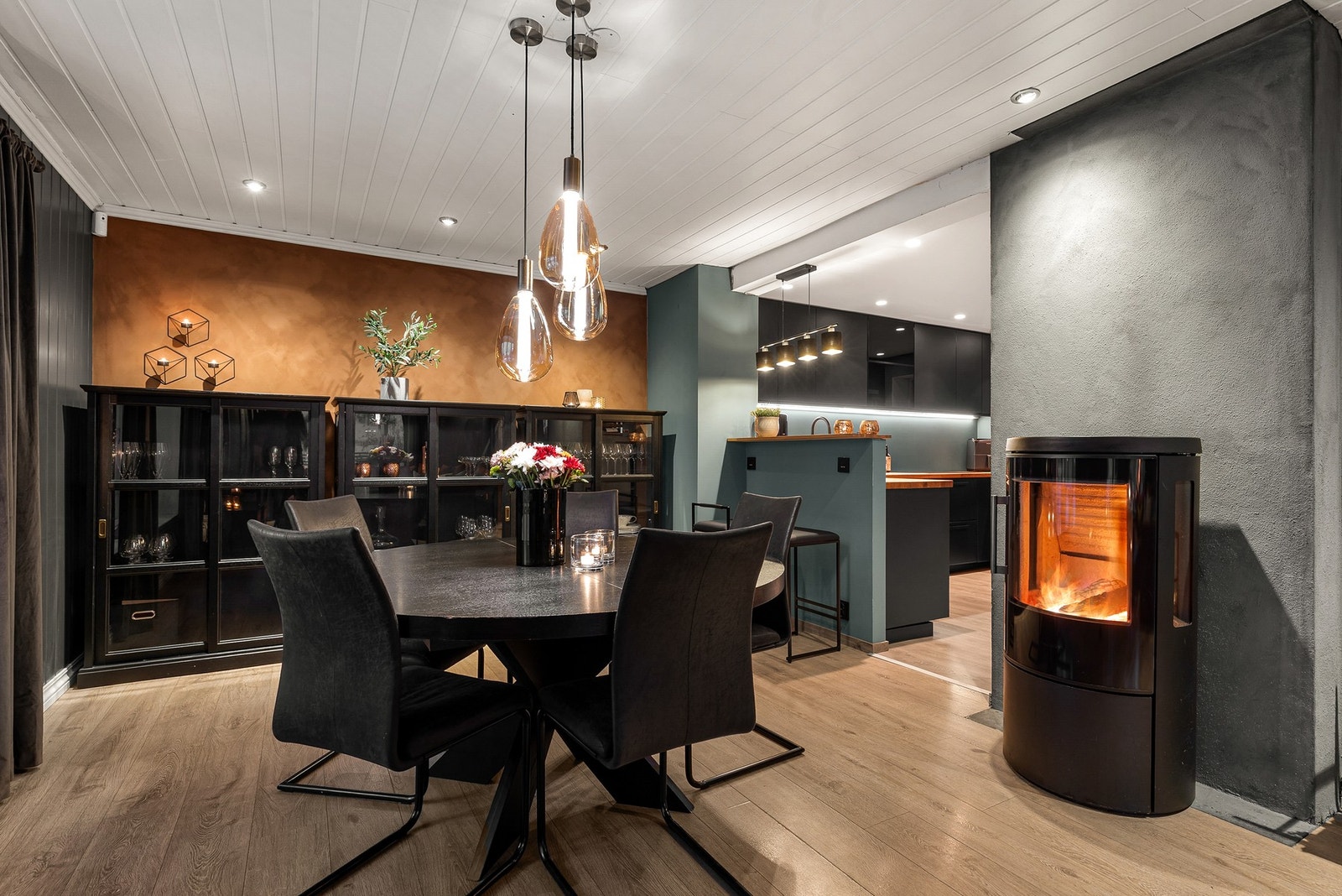 Lekker kjøkkeninnredning fra 2018 med glatte fronter og benkeplate av heltre Galleribilde