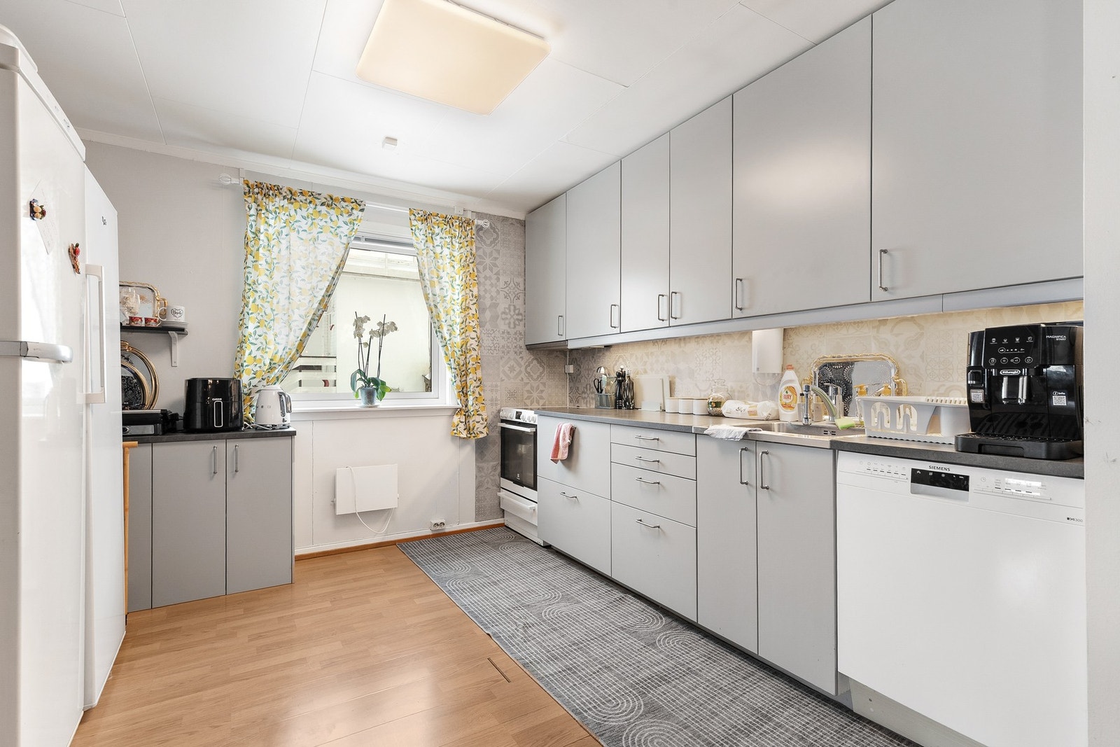 Kjøkkeninnredning fra 2020 med plass til frittstående hvitevarer og røropplegg til oppvaskmaskin Galleribilde