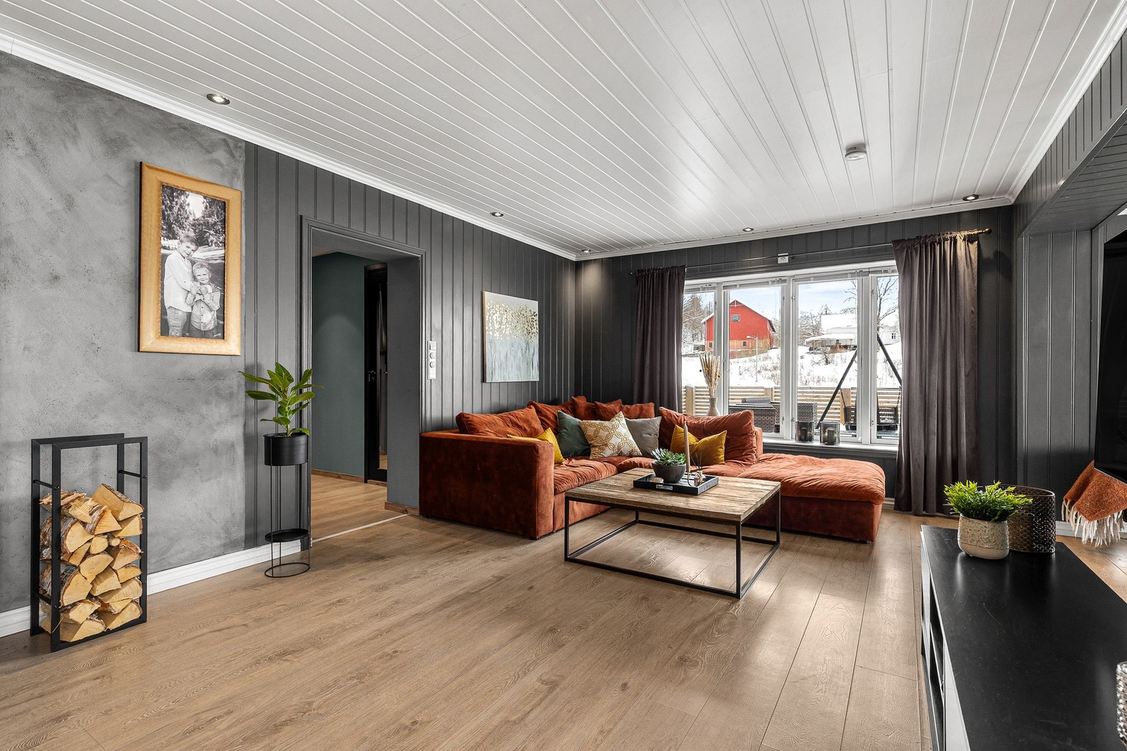 Det er fin plass til sofagruppe, tv-møblement og spisebord Galleribilde