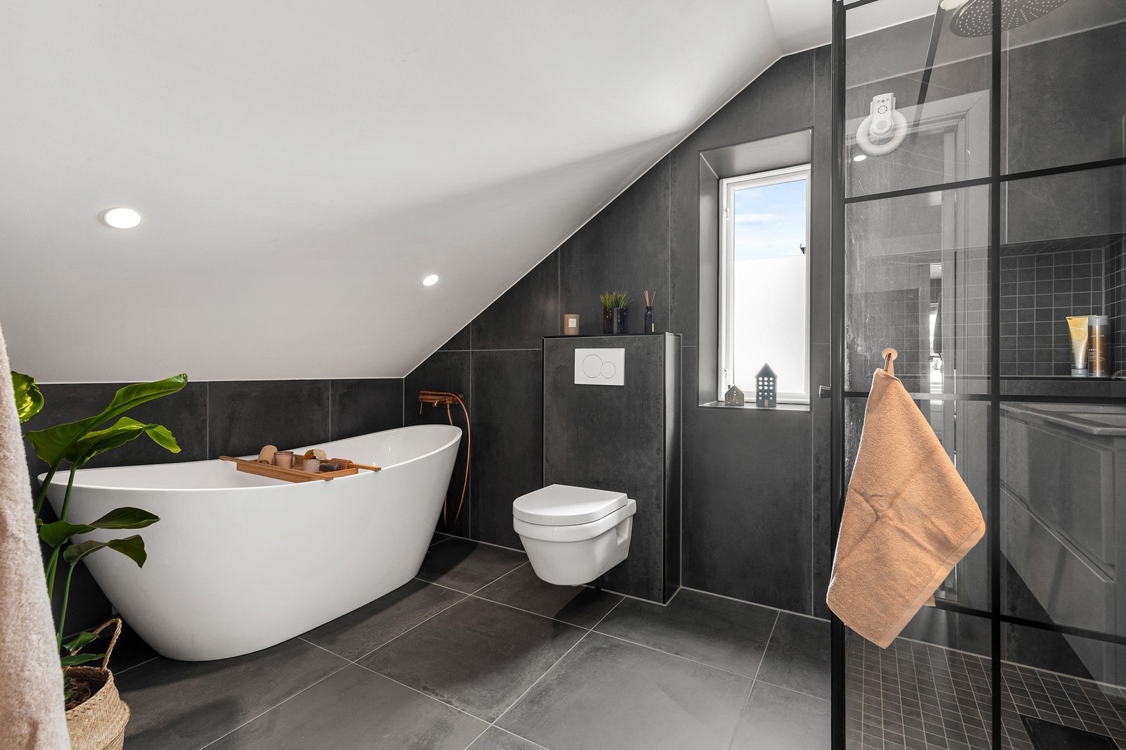 Delikat, helfliset bad fra 2021 med downlights i himling og elektriske varmekabler i gulv Galleribilde