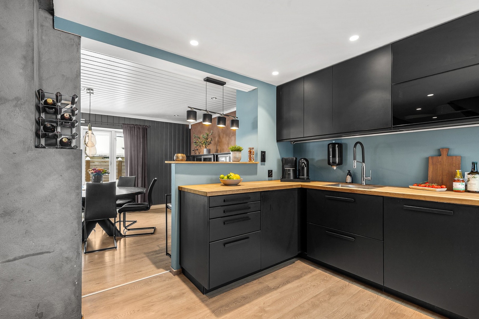 Innredningen har godt med skap- og benkeplass Galleribilde