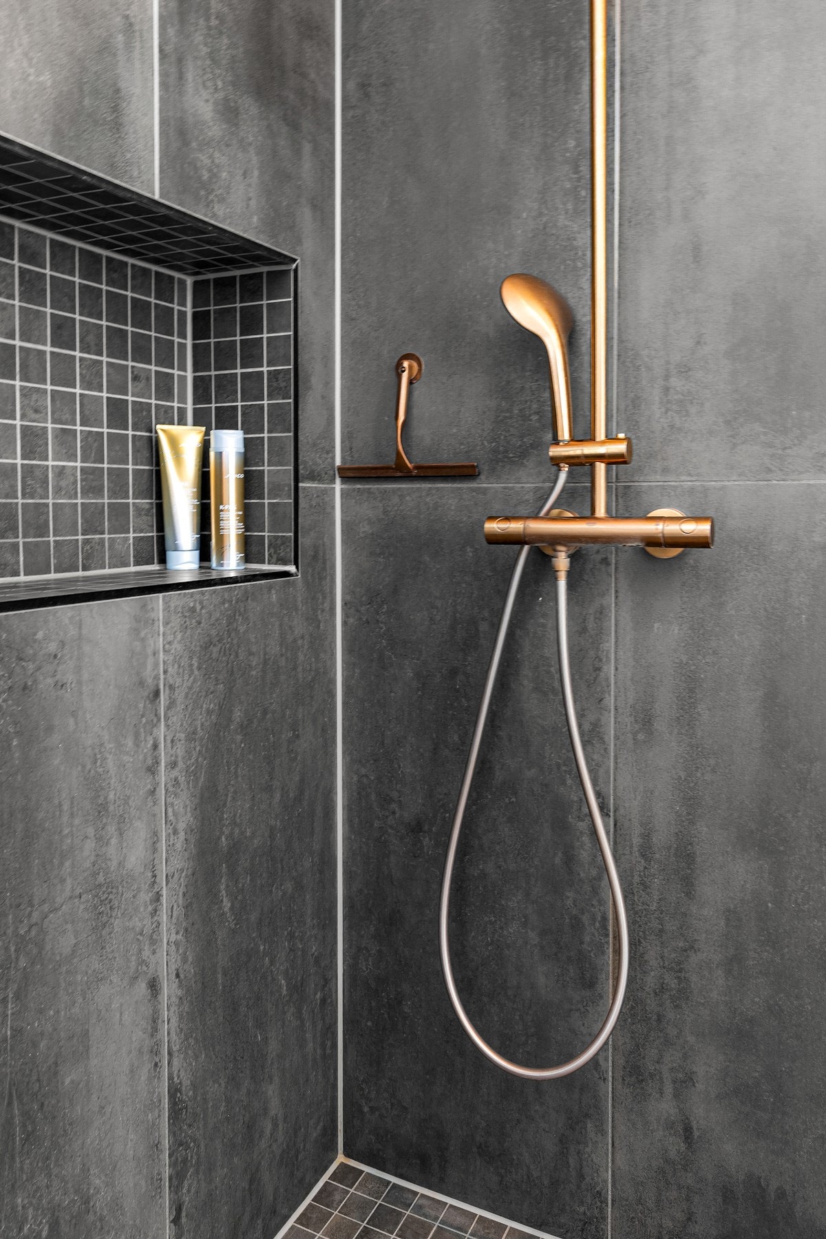 Videre er det dusjhjørne med lekkert dusjarmatur Galleribilde