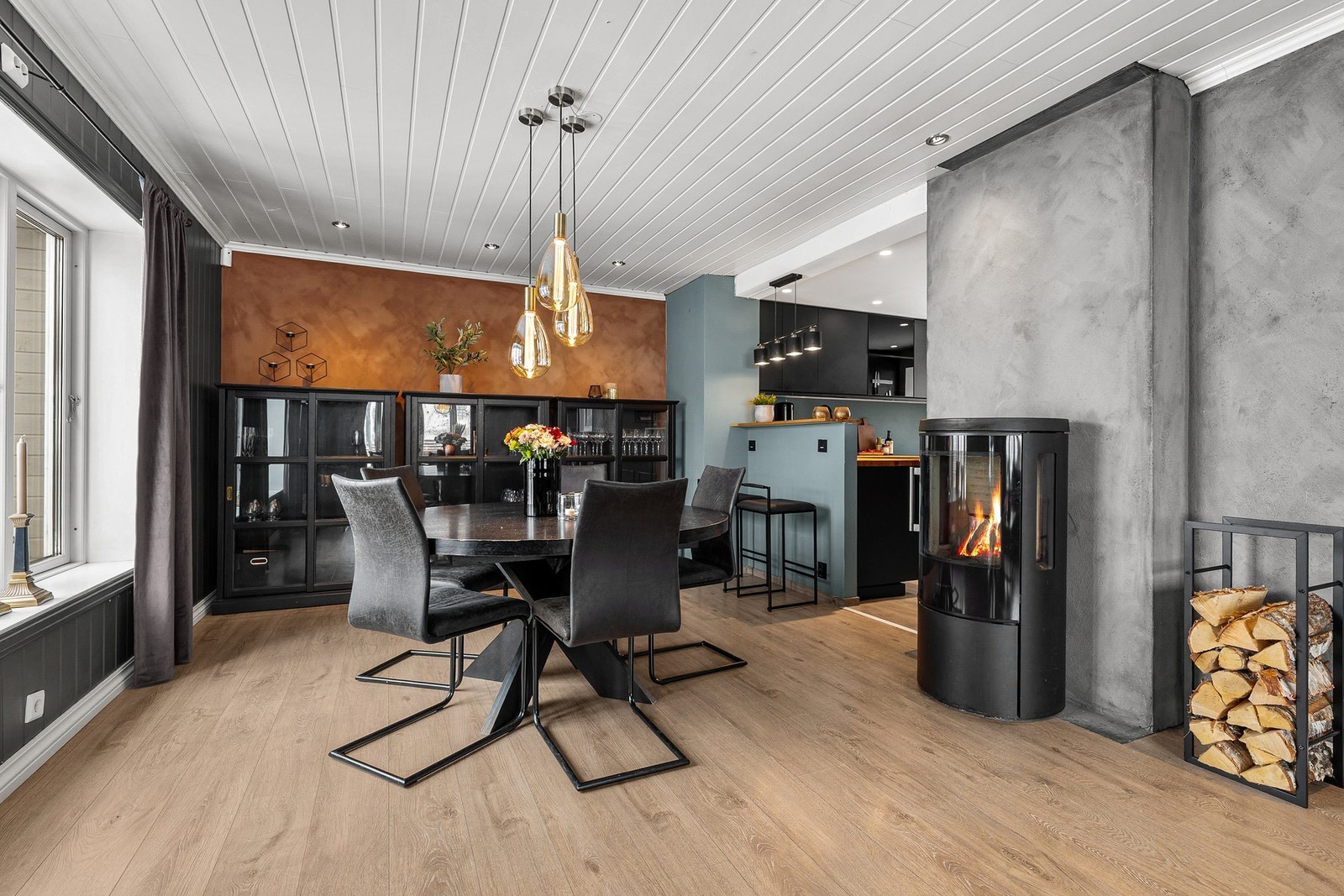 Stuen har delvis åpen kjøkkenløsning Galleribilde