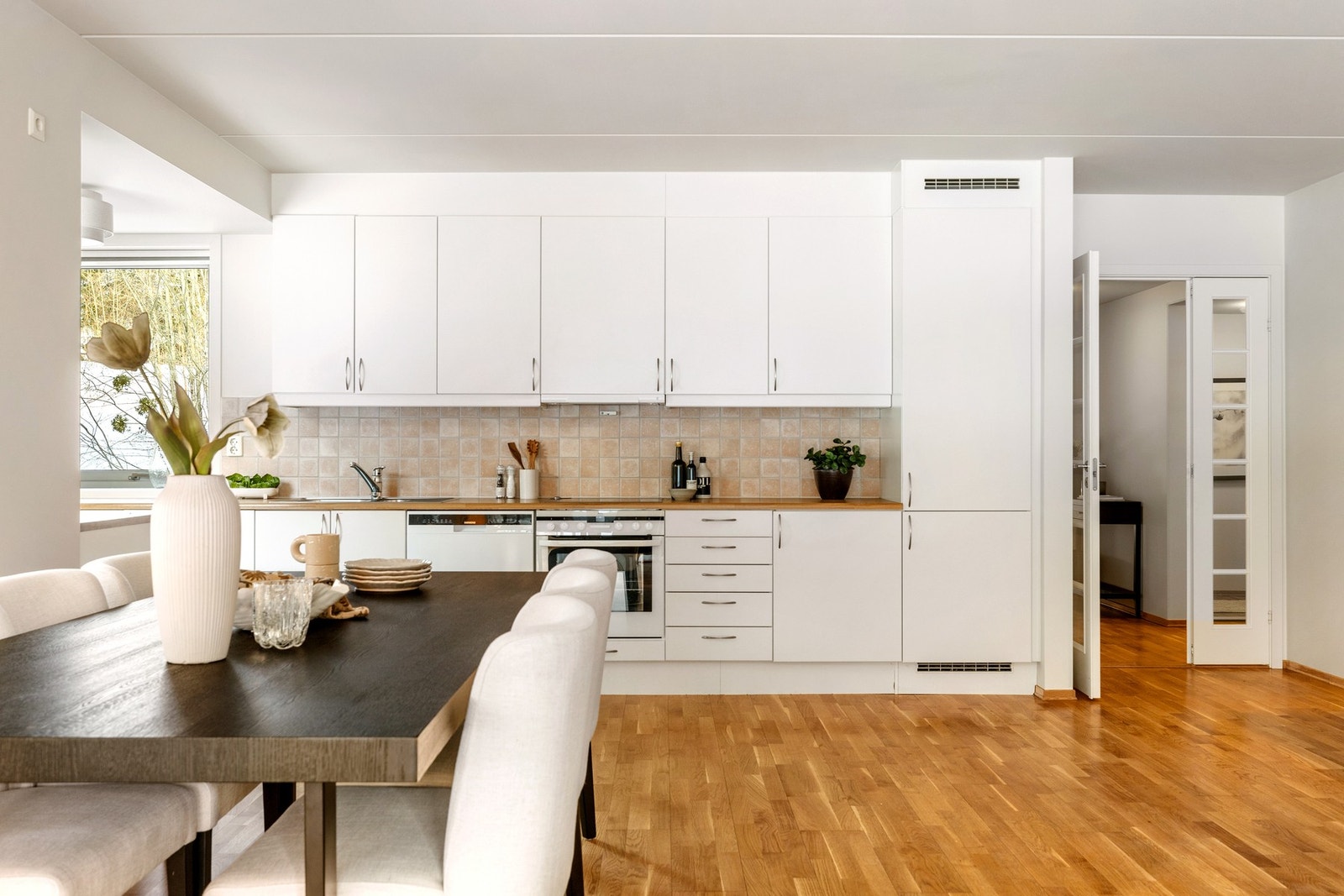 Kjøkkenet er utstyrt med integrerte hvitevarer som stekeovn, platetopp, oppvaskmaskin og kjøle-/fryseskap. Galleribilde