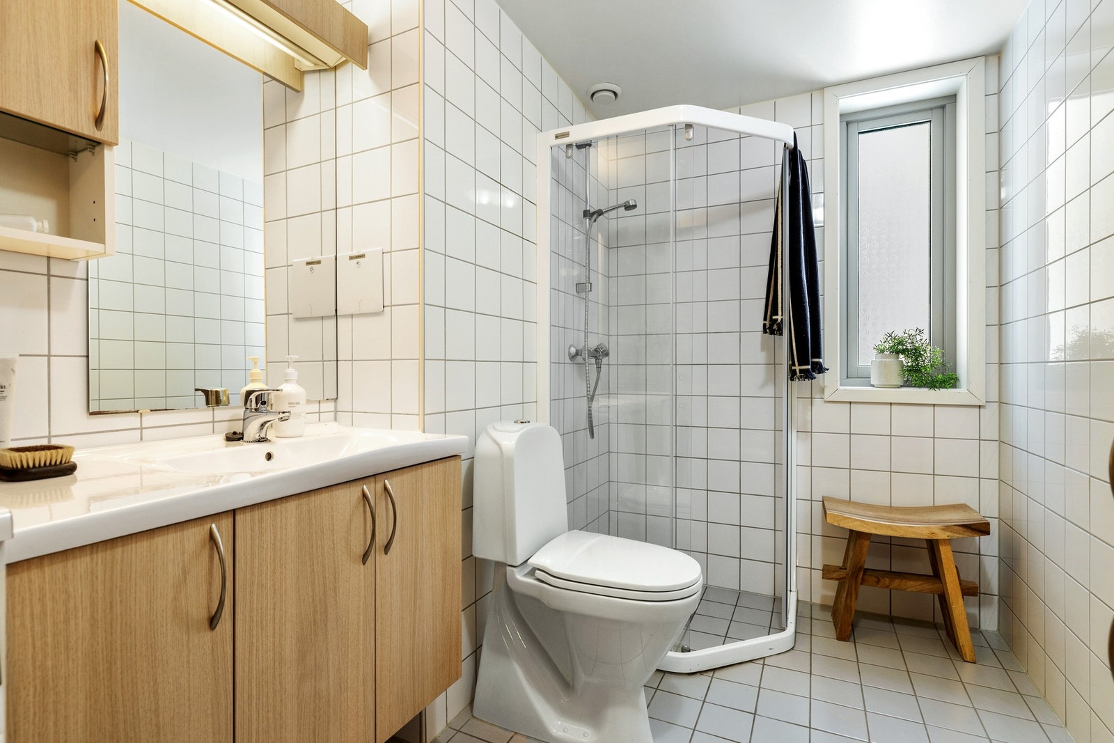 Baderomsinnredningen består av servant med underskap, speil og belysning over. Galleribilde