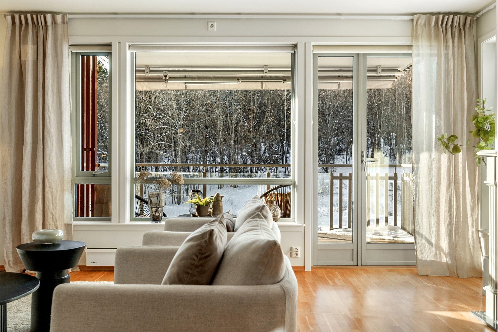 Fra stuen er det utgang til en stor vestvendt balkong. Galleribilde