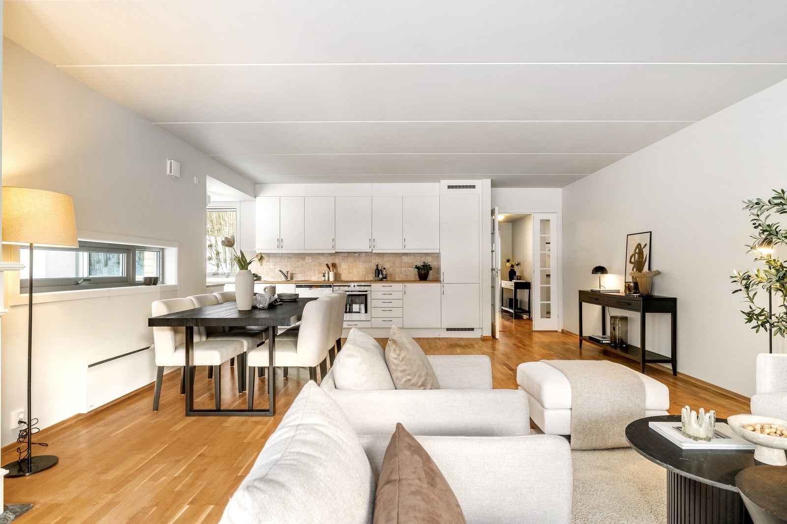 Det er en åpen løsning mot kjøkkenet, med god plass til spisestue. Galleribilde