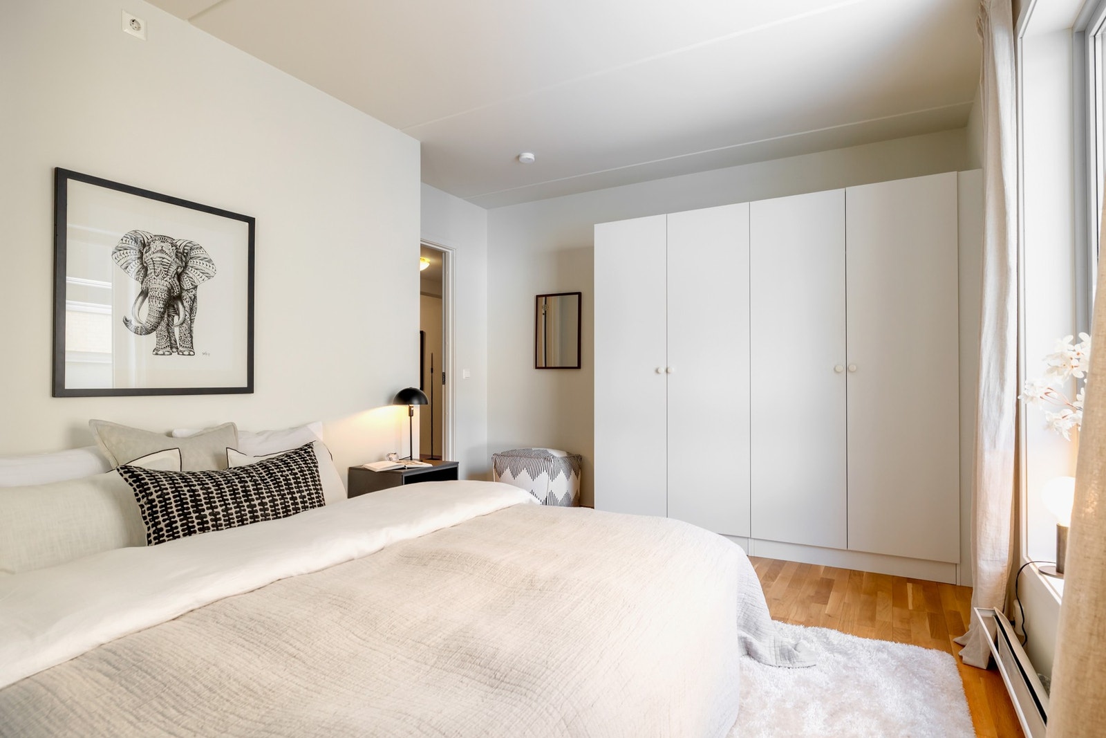 ommet er innredet med garderobeløsning på begge sider, som gir svært gode oppbevaringsmuligheter. Galleribilde