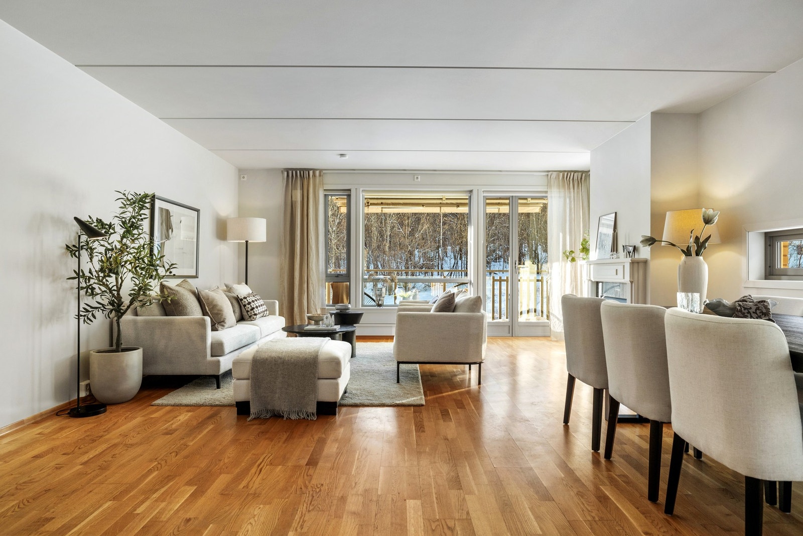 Store vindusflater slipper inn godt med dagslys og gir en åpen og luftig romfølelse. Galleribilde