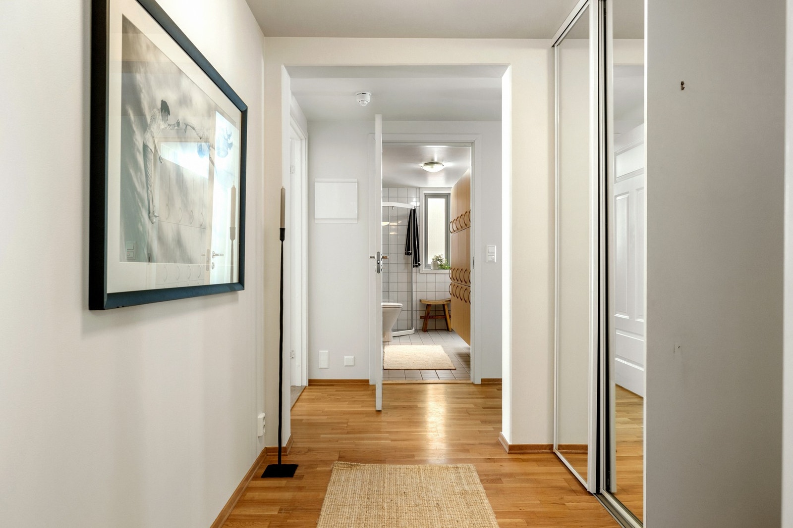 Fra entréen er det adkomst videre til boligens øvrige rom, og planløsningen gir en god og naturlig flyt gjennom leiligheten. Galleribilde