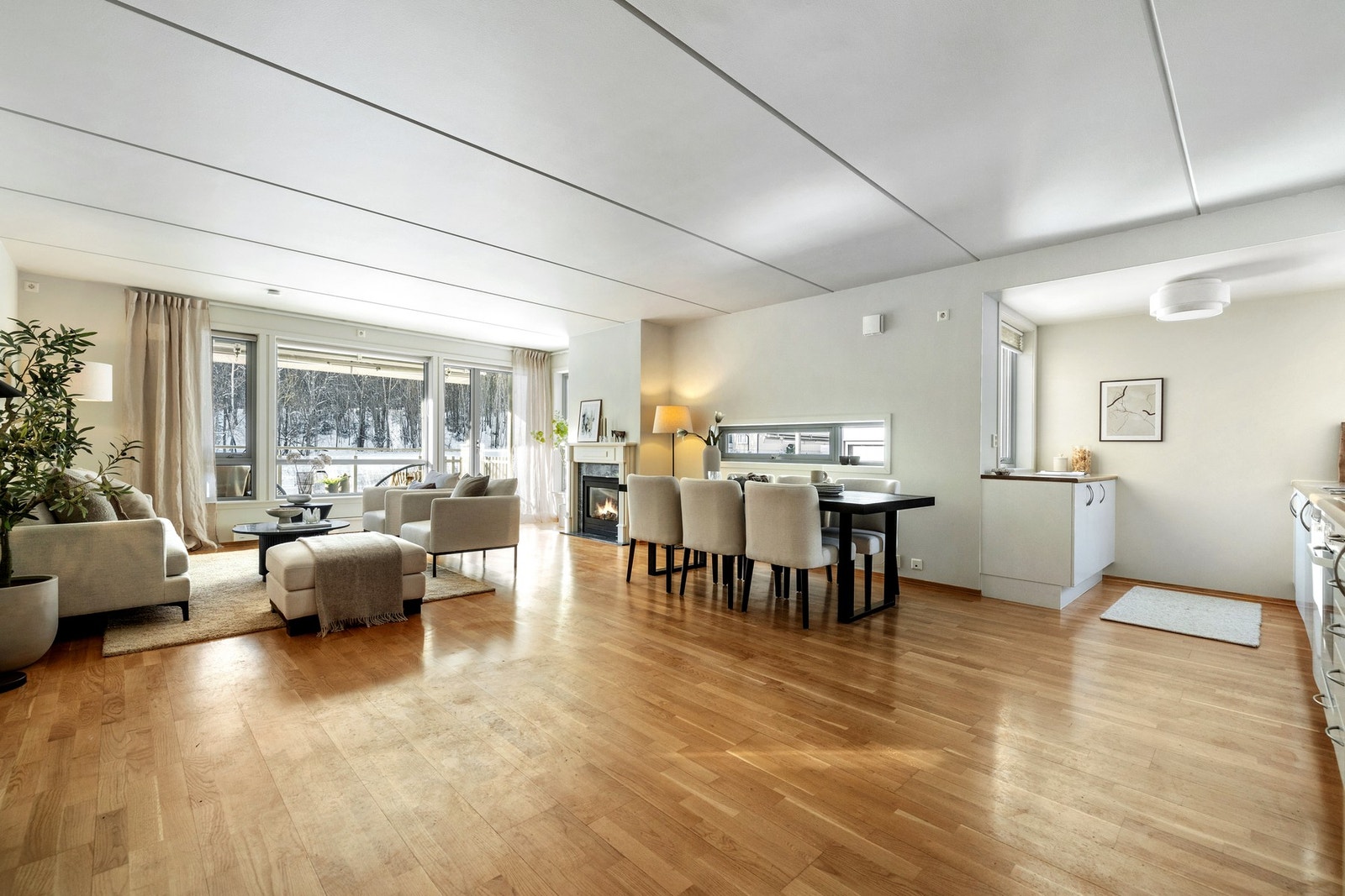 Som hjørneleilighet har den vindusflater fra flere sider, noe som gir svært gode lysforhold og en behagelig romfølelse. Galleribilde