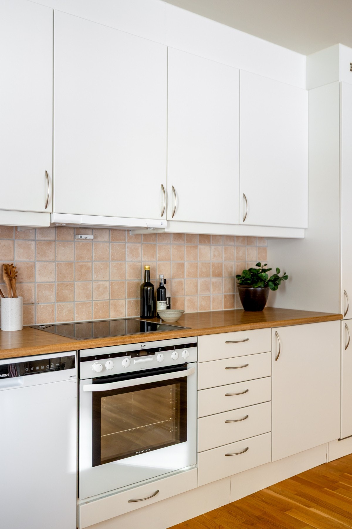 Over benk er det flislagt vegg med lyse fliser. Galleribilde