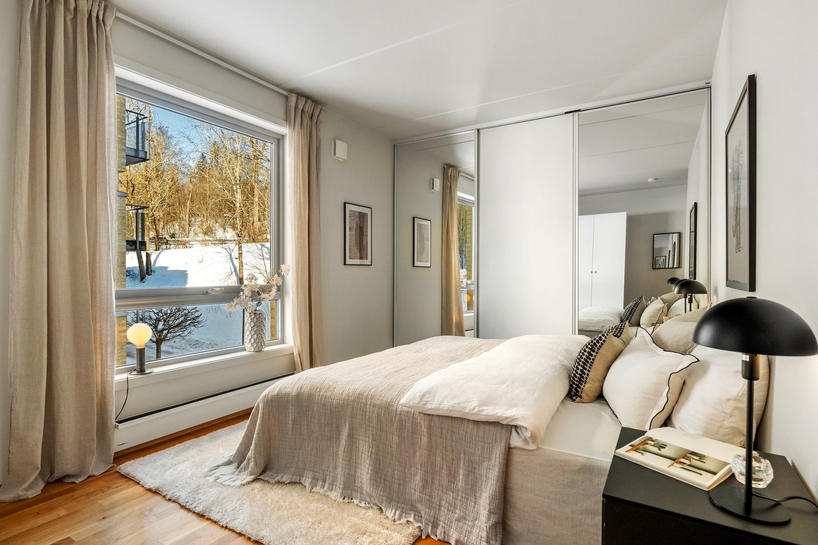 Hovedsoverommet fremstår som lyst og romslig, med god plass til dobbeltseng og tilhørende nattbord. Galleribilde