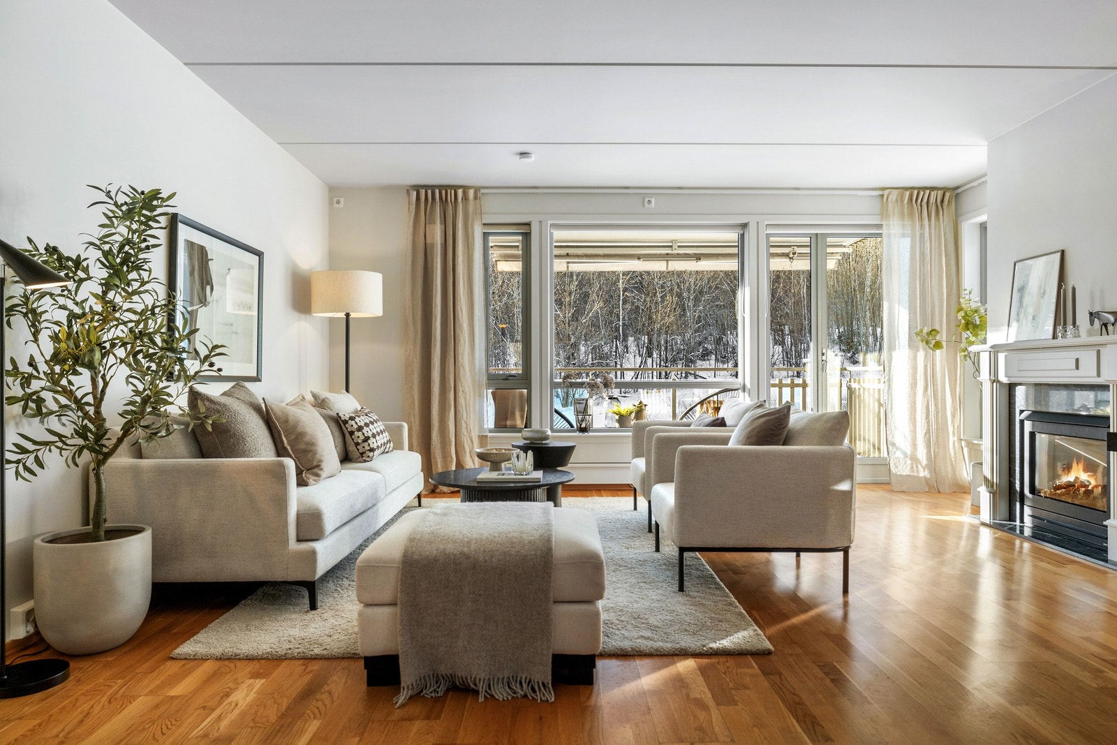 Stuen er nylig malt i lyse og innbydende farger. Galleribilde