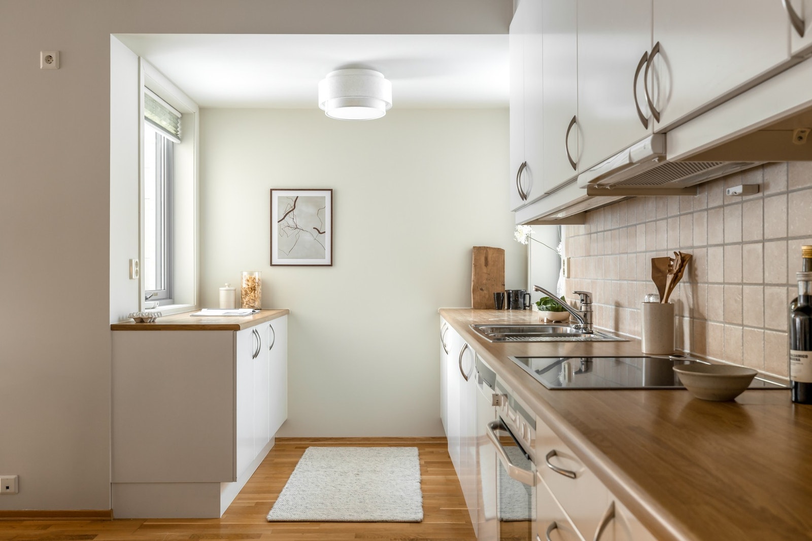 Det er godt med skap- og benkeplass, og kjøkkenet er praktisk utformet med arbeidsflater på begge sider. Galleribilde