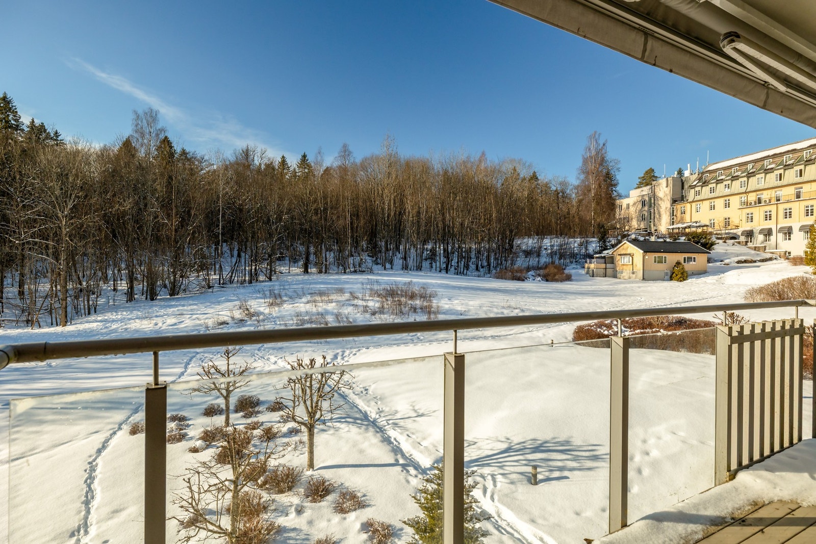 Balkongen har flott utsyn mot åpne og grønne omgivelser, og det er lite til ingen innsyn, noe som gir en privat og skjermet atmosfære. Galleribilde