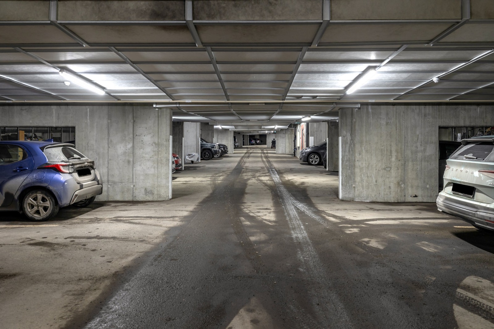 Seksjonen disponerer en biloppstillingsplass i garasjekjeller. Galleribilde