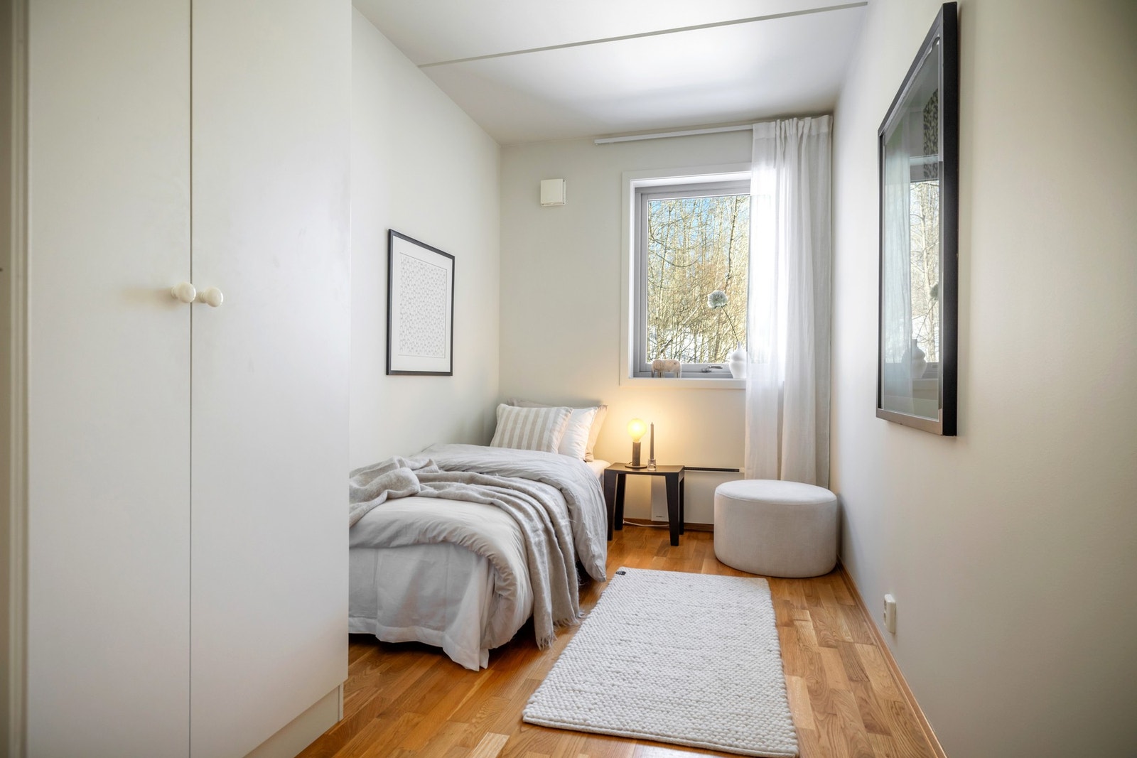 Soverom 2 har plass til seng og nattbord, og er i tillegg utstyrt med garderobeskap. Rommet egner seg godt som barnerom, gjesterom eller kontor, alt etter behov. Galleribilde