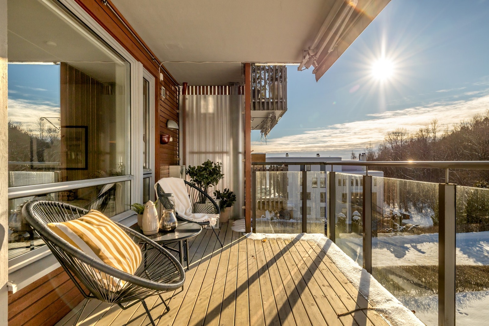 Det er god plass til sittegruppe og beplantning, og balkongen fungerer som en naturlig forlengelse av stuen i sommerhalvåret. Galleribilde