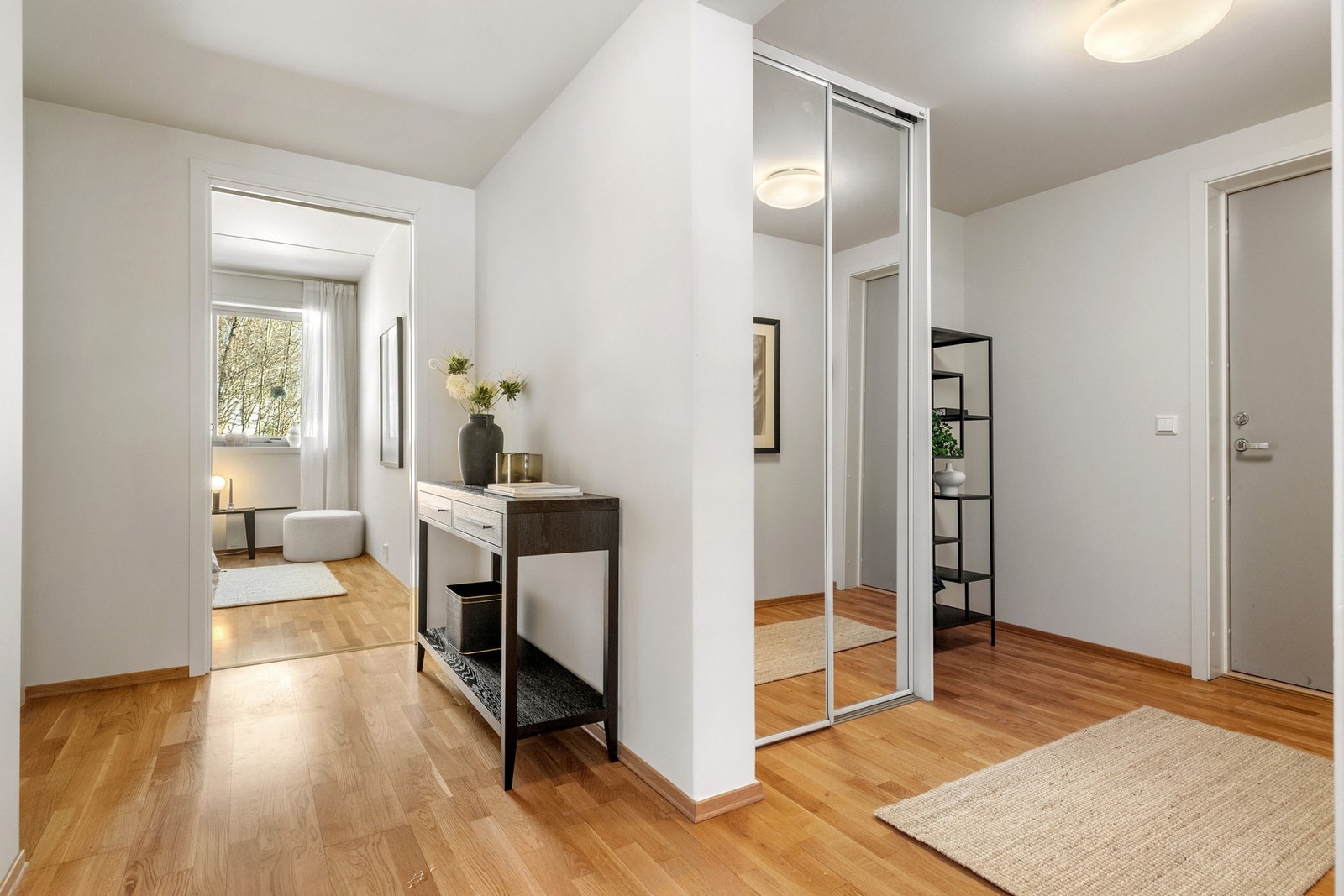 Entréen har god plass til yttertøy og sko, og er innredet med garderobeløsning med speil-skyvedører. Galleribilde