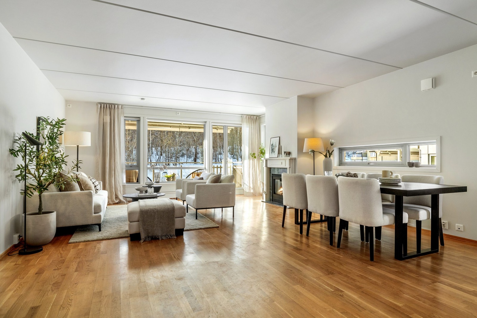 Her har vi gleden av å presentere en lys og romslig hjørneleilighet med skjermet og rolig beliggenhet på Haslum. Galleribilde