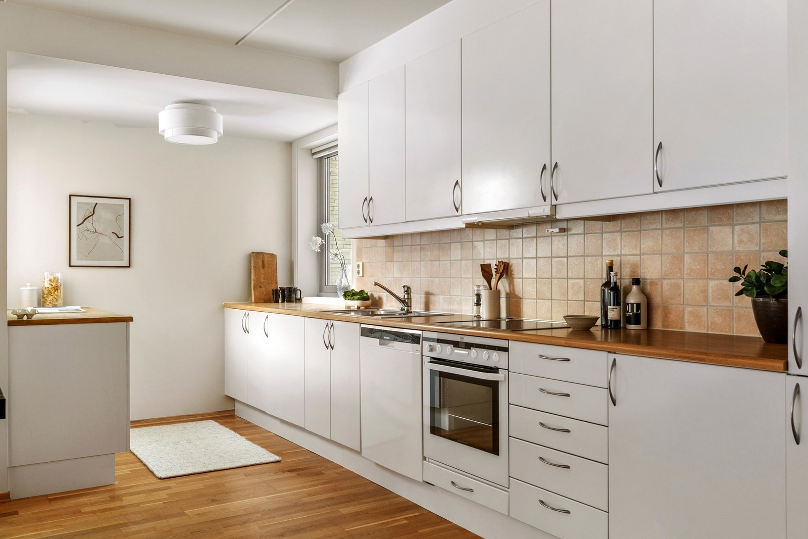 Vindu over arbeidsbenk slipper inn godt med dagslys og bidrar til en luftig romfølelse. Galleribilde