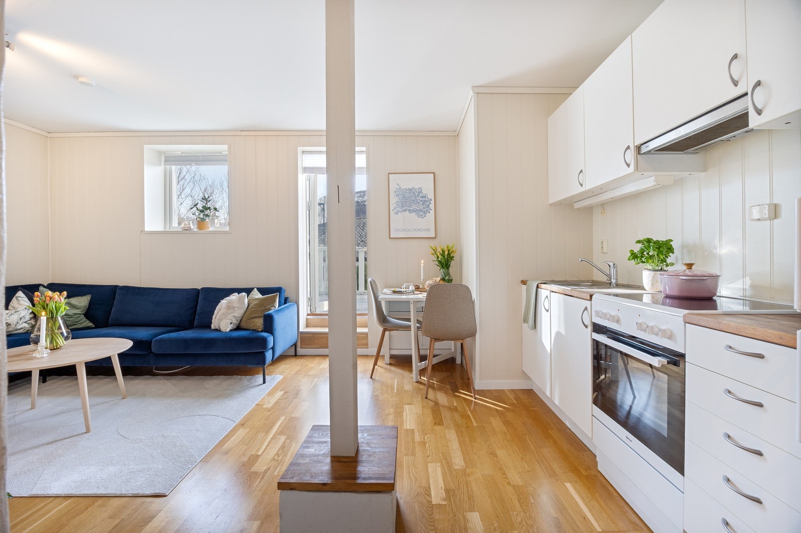 Stuen er malt i tidsriktige farger og oppleves som lys og innbydende Galleribilde