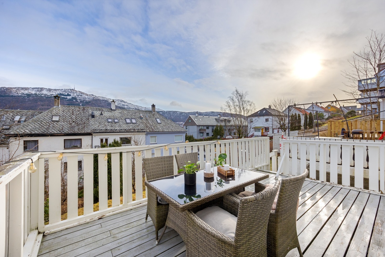 Utgang til stor felles altan for sameiet med fri utsikt! Galleribilde