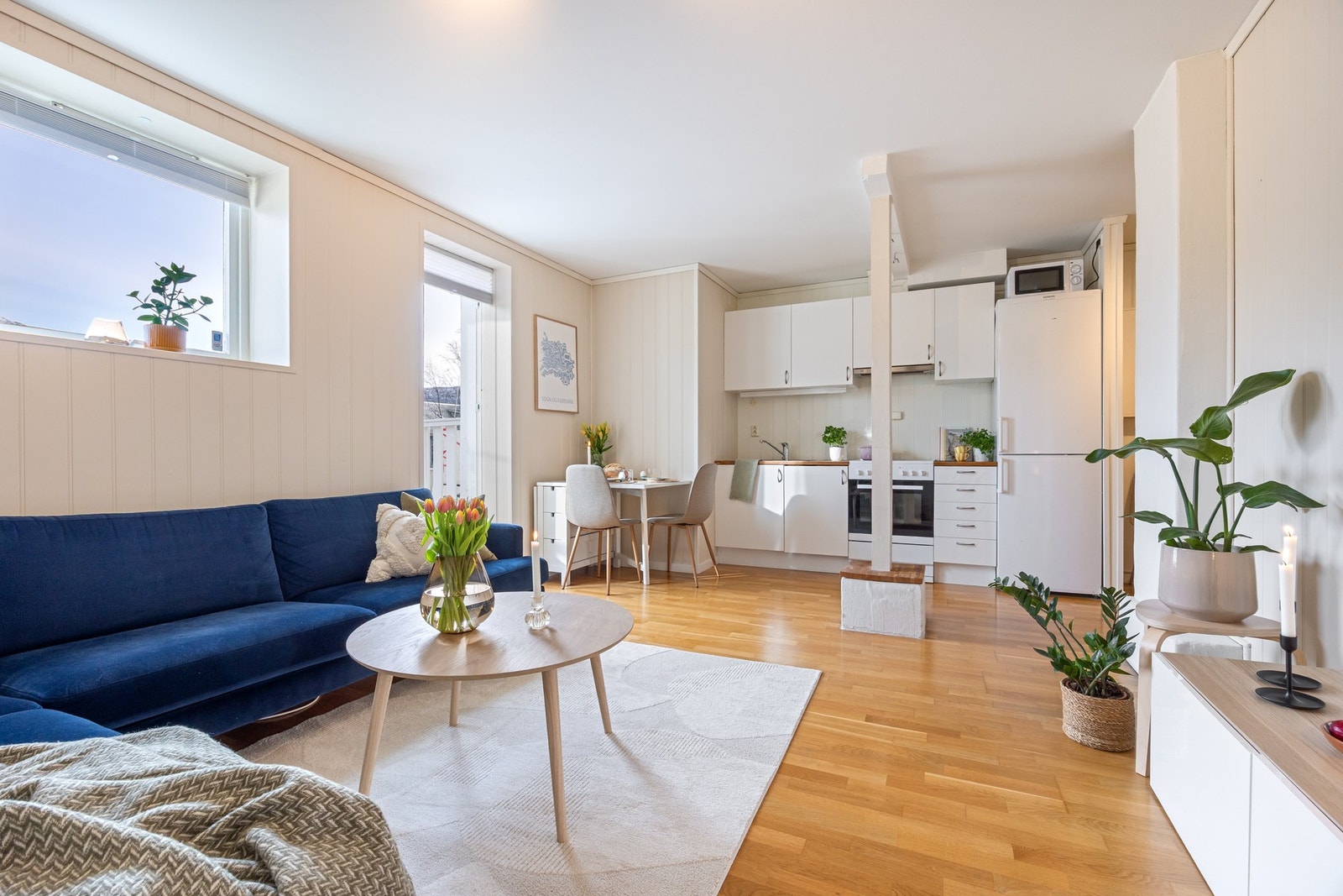 Åpen stue- og kjøkkenløsning setter et sosialt preg på boligen Galleribilde