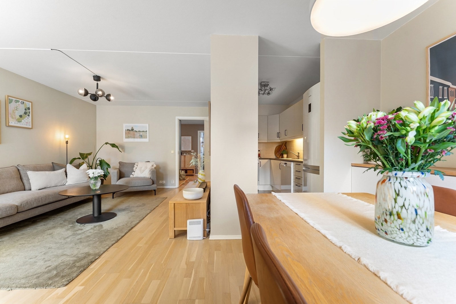 Den åpne løsningen gir en fin flyt mellom stue, spiseplass og kjøkken. Galleribilde