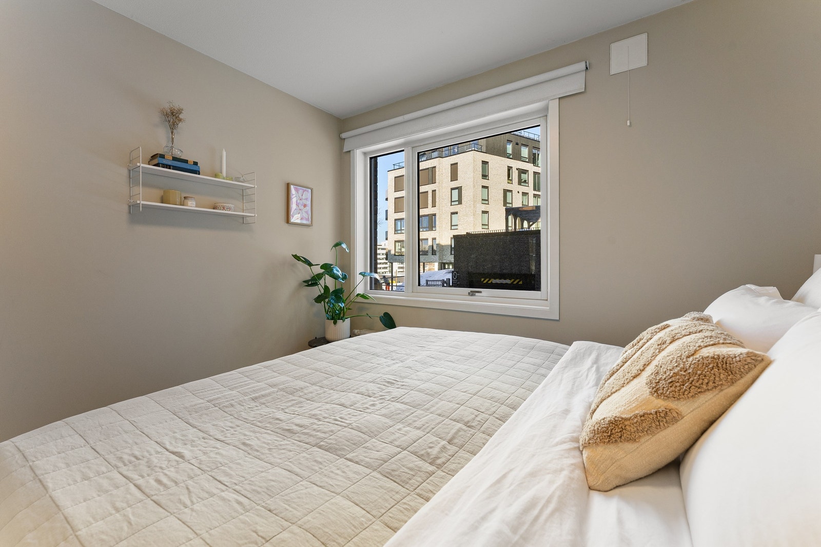 Alle soverommene har parkettgulv som ble slipt og lakkert i 2022. Galleribilde