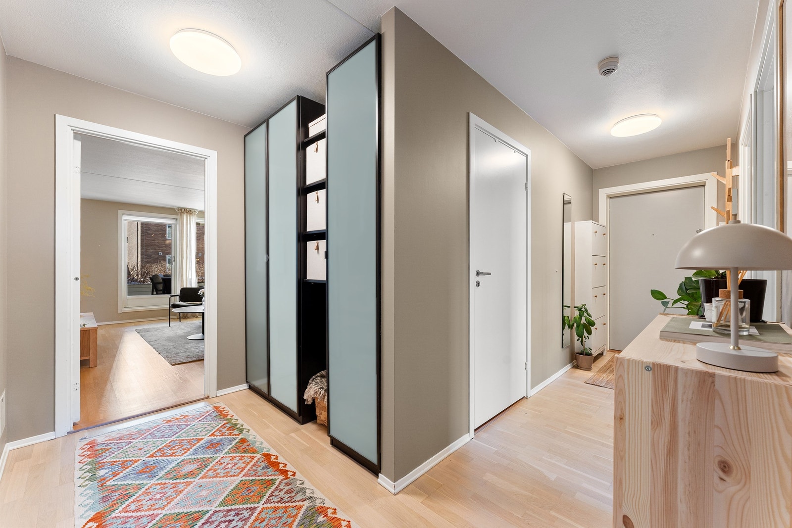 Praktiske garderobeskap i gangen gir rikelig med oppbevaringsplass. Galleribilde