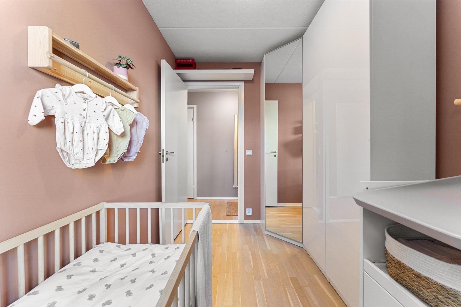 Rommet har plass til seng og garderobeskap. Galleribilde