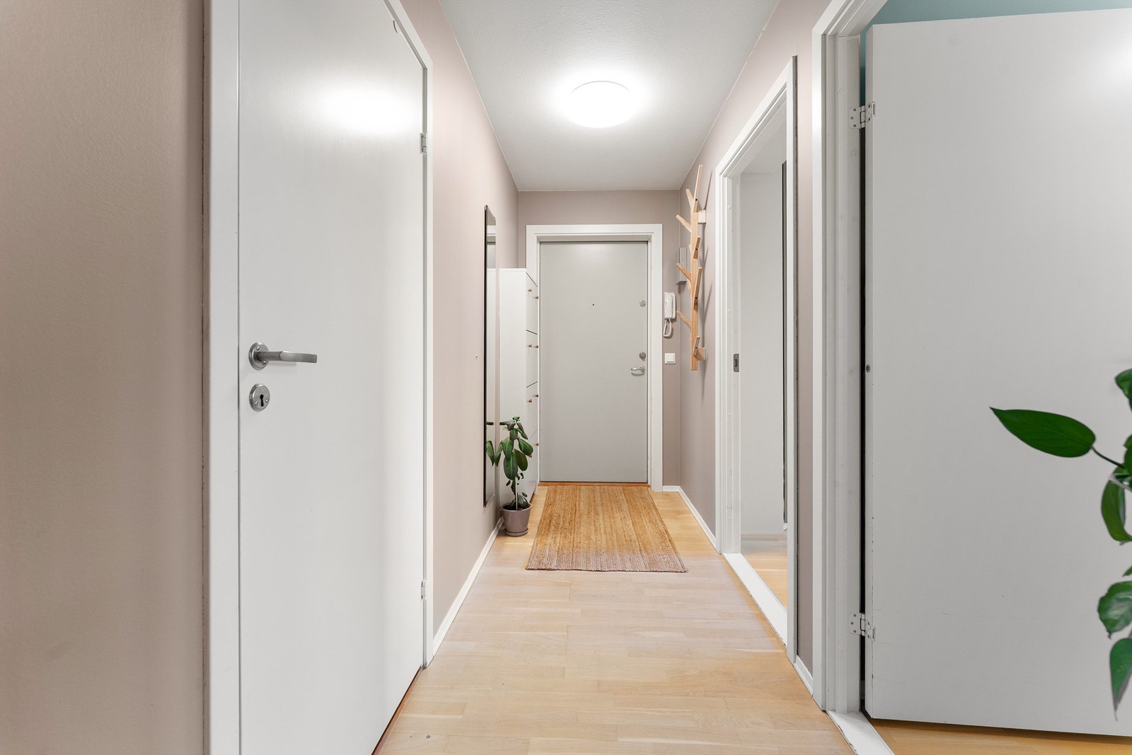 En romslig entré ønsker velkommen inn, med god plass til yttertøy og sko. Galleribilde