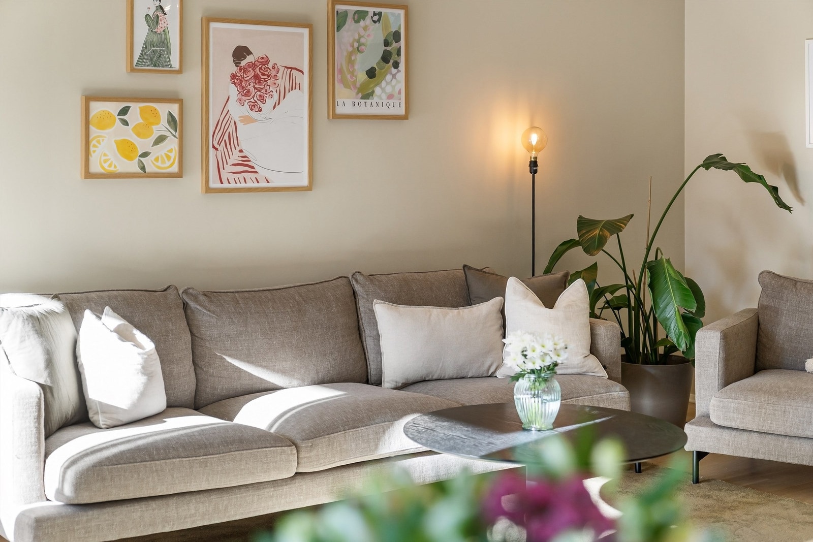 Rommet har god plass til en større sofagruppe og annet møblement. Galleribilde