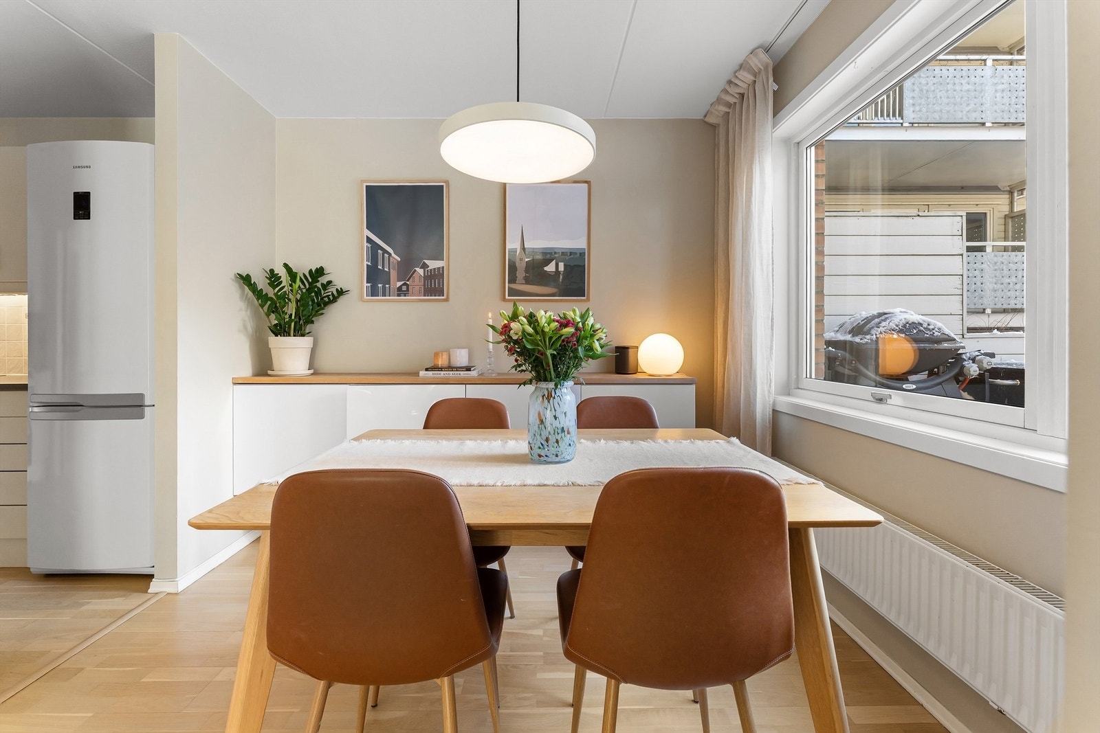 Oppvarming via felles sentralvarme med radiatorer er inkludert i felleskostnadene. Galleribilde