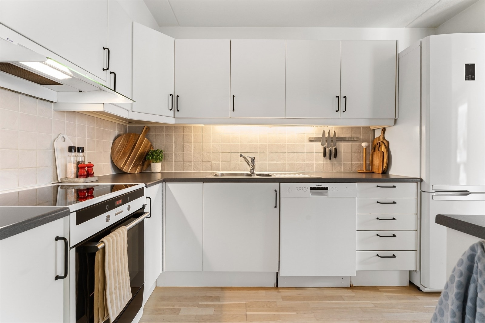 Stilrent kjøkken med glatte fronter på skap og skuffer Galleribilde