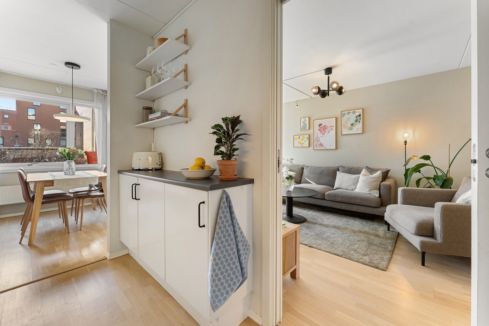 Kjøkkenet har en praktisk utforming med god benke- og skapplass. Galleribilde