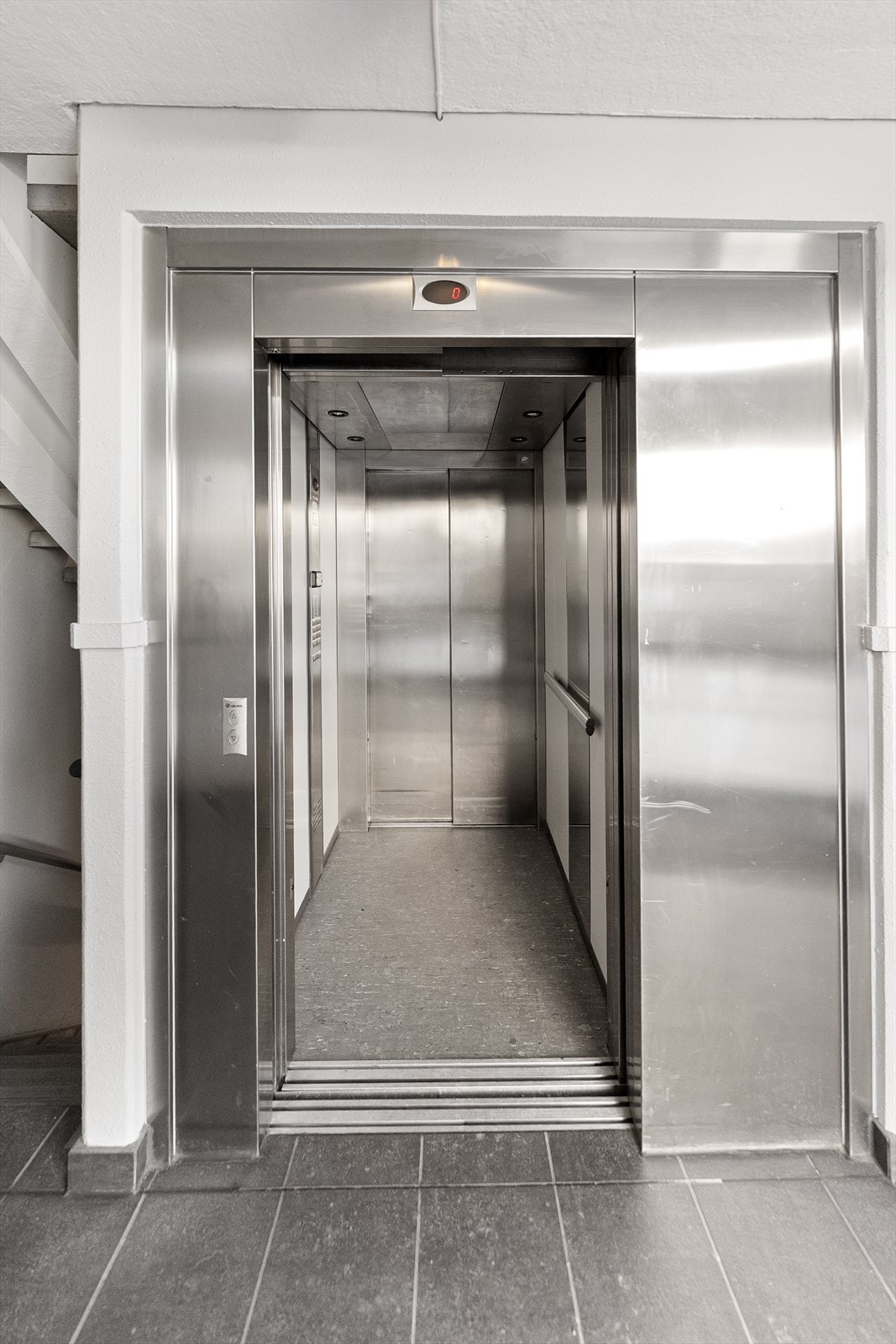 Bygget har heis, som gir enkel og trinnfri adkomst til leiligheten og garasjeanlegget. Galleribilde