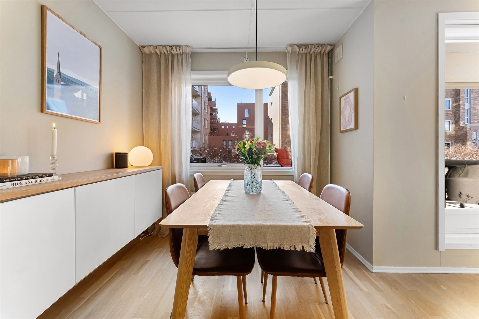 Her er det god plass til en spisegruppe for familie og venner. Galleribilde