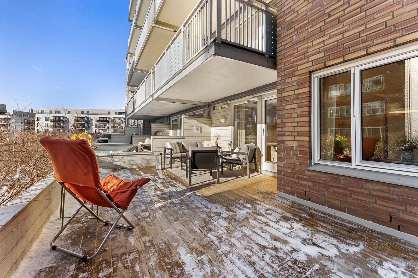 Terrassen har terrassebord fra 2025 og er utstyrt med varmelamper for utvidet bruk. Galleribilde