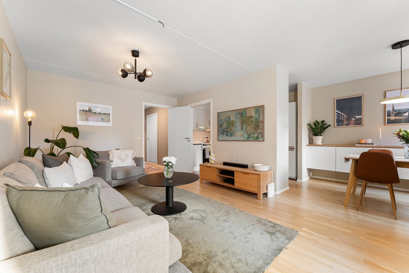 Stuen er et lyst og samlende rom, med parkettgulv som ble slipt og lakkert i 2022. Gulvene i gangen og soverommene ble slipt/lakkert samtidig. Galleribilde