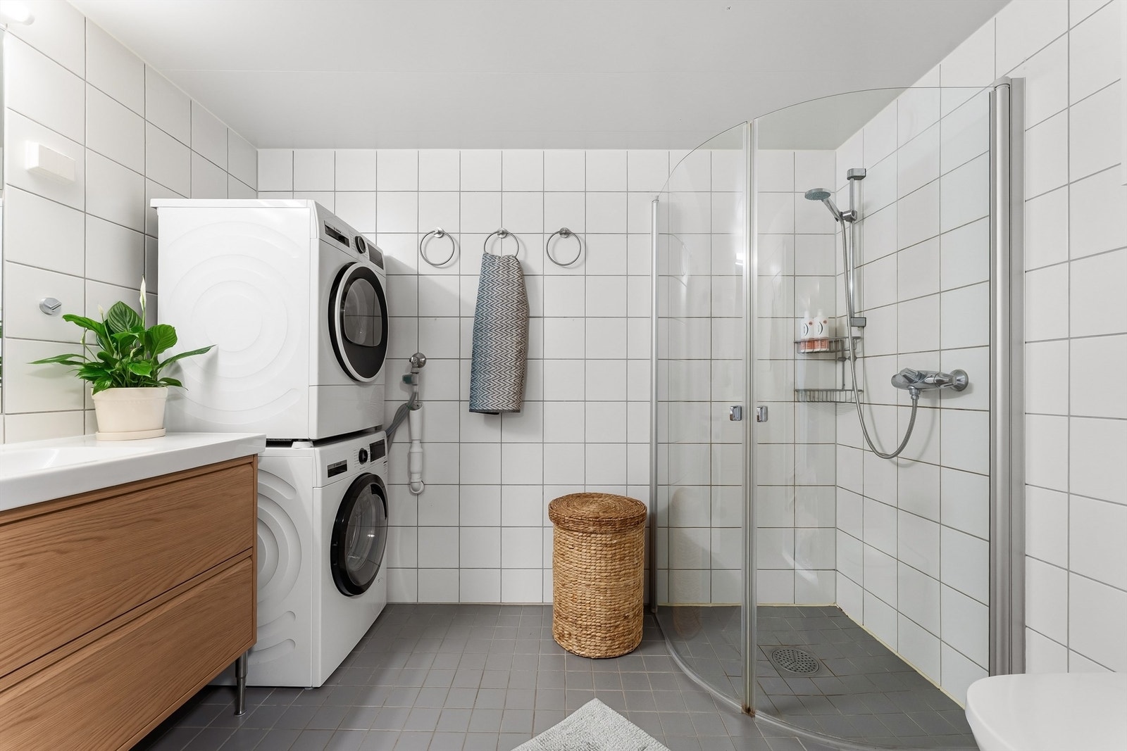 Badet er flislagt og har varmekabler i gulvet for ekstra komfort. Galleribilde