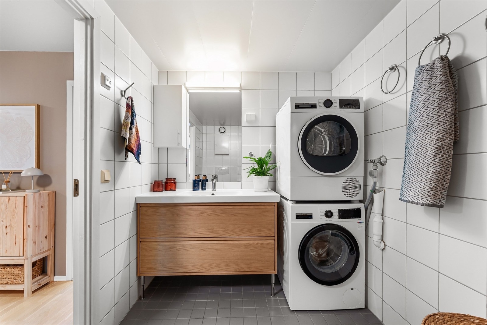 Badet har en nyere servantinnredning og praktisk opplegg for vaskesøyle. Galleribilde